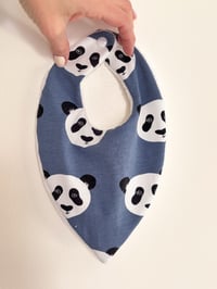 Image 2 of Le bavoir bandana…tendance ! 🥑