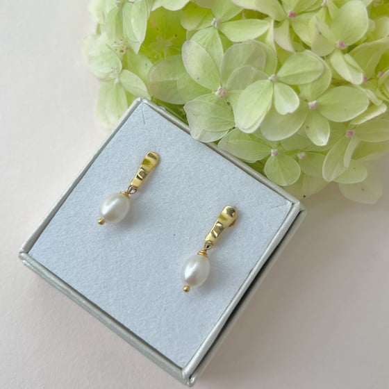 Image of Anvendelige øredobber av gullbelagt sølv med små ferskvannsperler.