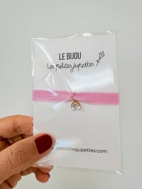 Image 2 of Bracelet ENFANT ruban velours élastique et breloque arc-en ciel