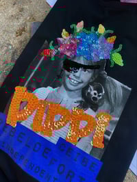 Image 3 of Camiseta bordada a man. Pippi negra. Corte oversize.