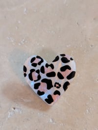 Image 1 of Broche coeur blanc léopard 