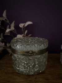 Image 3 of Grande boite à bijoux en  cristal et laiton, début 1920-30