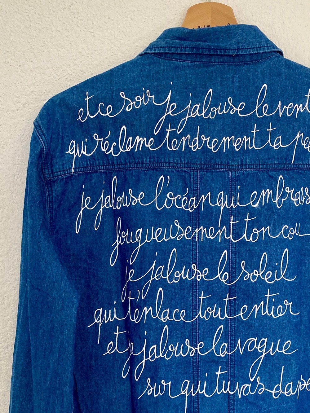 Image of Chemise en jean "je jalouse l'océan"