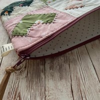 Image 7 of "Garden Party" Large Quilted Hearts Zipper Bag