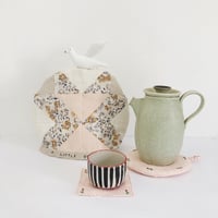 Image 2 of Dove Teapot Cover ( Je garderai au chaud)