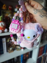 Image 3 of Llavero XXL con tamagotchi clicker y peluche Hello Kitty