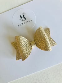 Metallic gold bow 