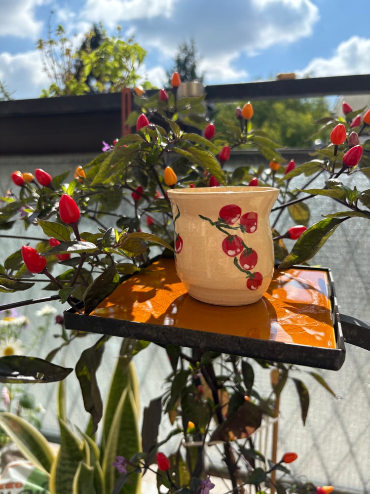 Image of wiggly tomato cup