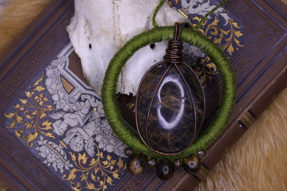 Image of Green linen black moonstone necklace