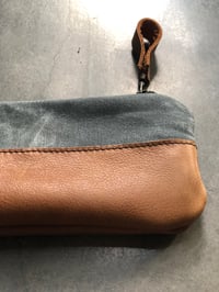 Image 3 of Zipper pouch made in grey waxed canvas and cognac oiled leather