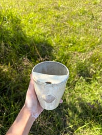 Image 4 of 12oz. Cream sea shell to go mug 