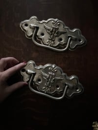 Image 3 of Paire de poignées chromée , décor de sablier ailé, 1910-20