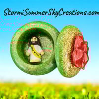 Image 2 of Round Green/Gold w/Red Bow