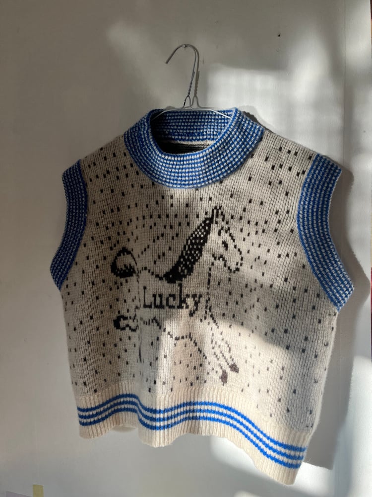 LUCKY LOVER SLEEVELESS SWEATER