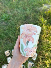 Image 12 of Tiger Lily Hummingbird to go cup