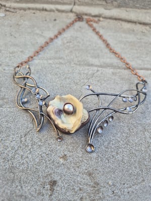 Shell and pearl necklace 