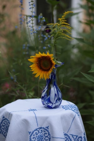 Image of Blumenvase, weiss-blau, mundgeblasen