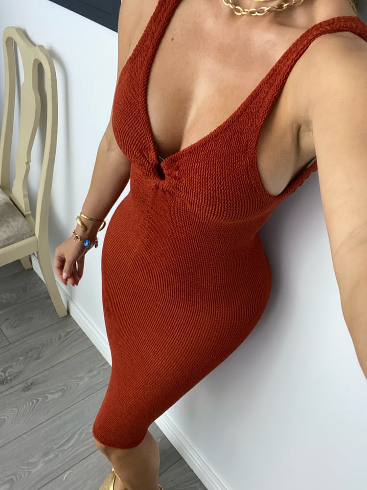 Image of V Ring Midi Crinkle Dress In Terracotta