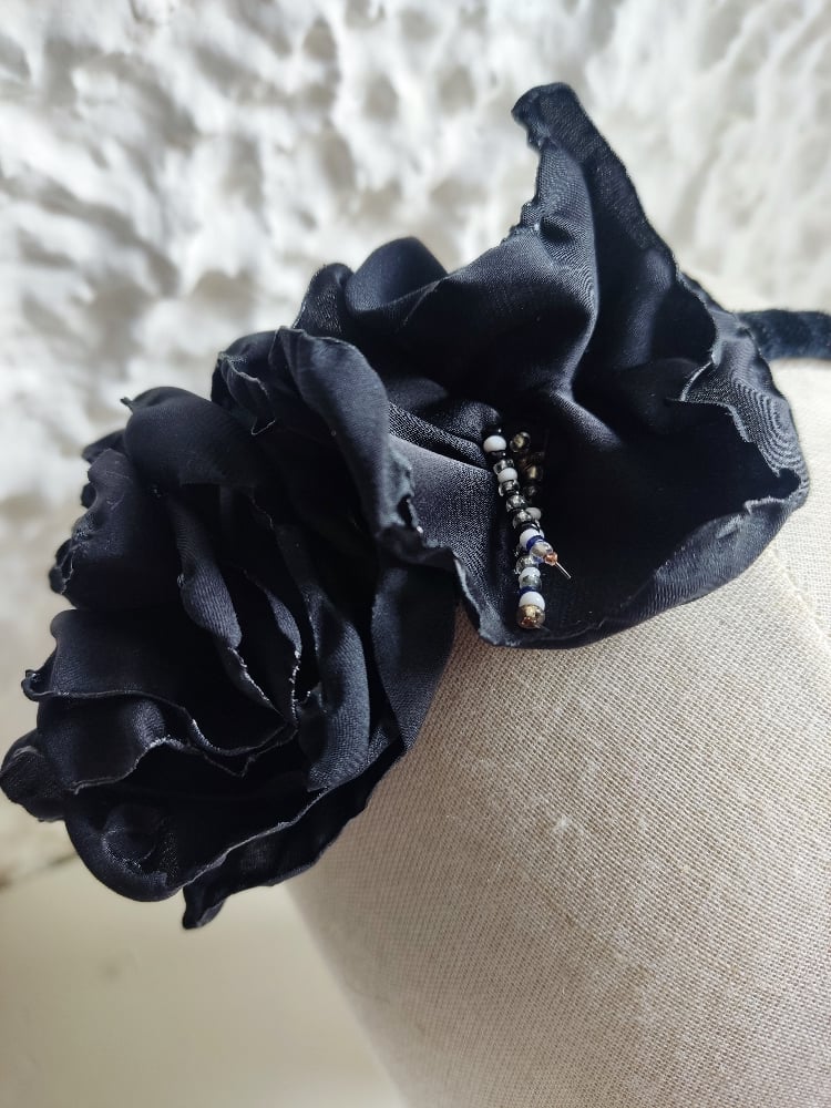 Image of Cerchietto floreale nero con perline 