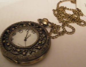 Image of Clock pendant style 1.