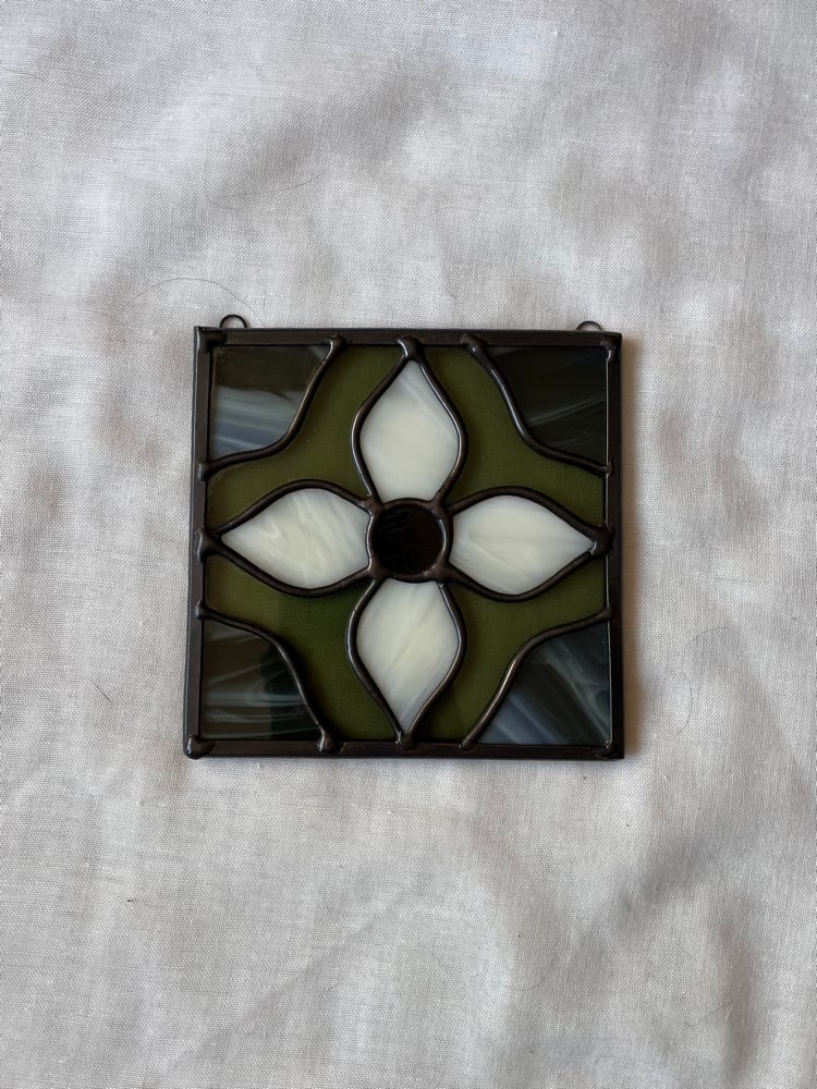 Image of Green / white flower tile