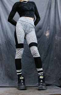 Image 3 of RAYA leggings, grey leopard/black