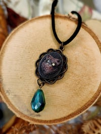 Image 7 of Wisiorek z kreaturką w stylu vintage