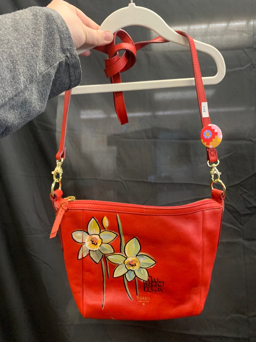 Image of Red fossil purse with daffodils 🌼 
