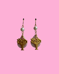 Image 2 of Femme arrangeant des fleurs