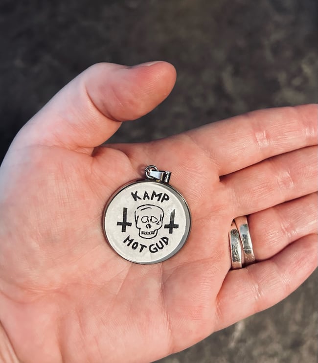 Hängsmycke - Kamp mot gud