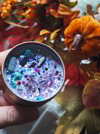 Image 2 of Vela con olor a pastel de arándanos y canela con piedras turquesas y lapislazuli