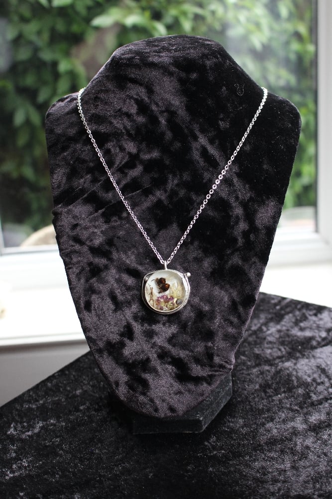 dead good bee floral diorama round necklace Image 4
