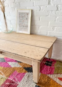 Image 2 of Table basse sur roulettes 