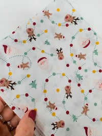 Image 2 of Chemin de Table de Noël blanc petit renne et père Noël