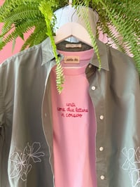 Image 2 of T-shirt Uniti come due lettere in corsivo 