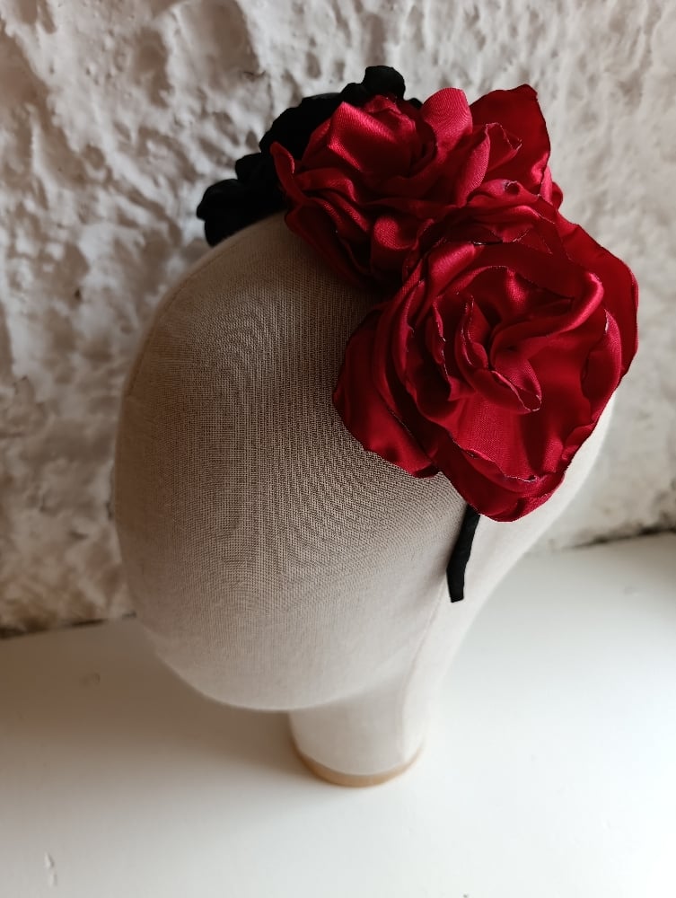 Image of Cerchietto floreale bicolore rosso/nero