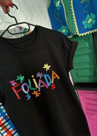 Image 2 of Camiseta bordada a man. FOLIADA. Corte unisex.