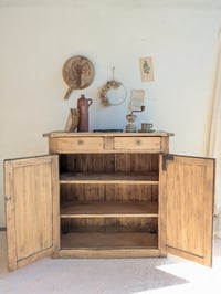 Image 3 of LE BUFFET PARISIEN EN BOIS BRUT