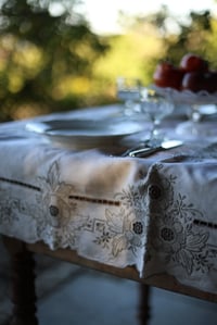 Image 11 of 1 Tischdecke mit grauer Spitze