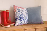 Image 1 of Coussin velours et coraux