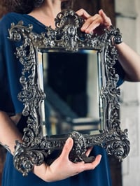 Image 1 of Grand miroir de toilette en régule, miroir biseauté d’origine, XIXeme siècle