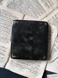 Image 5 of Portefeuille / porte-cartes en cuir et en argent monogrammé, XIXeme siècle 