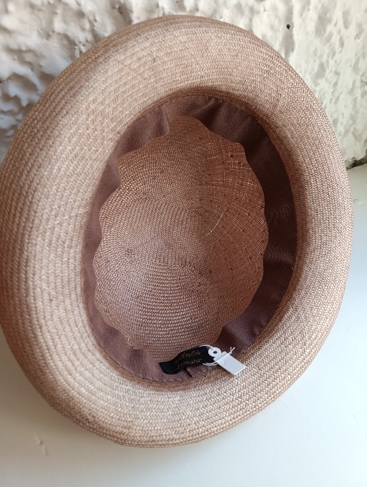 Image of Bombetta estiva in sisal champagne con fiocco sfrangiato 