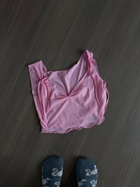 pink flowly crop shirt (sz med)