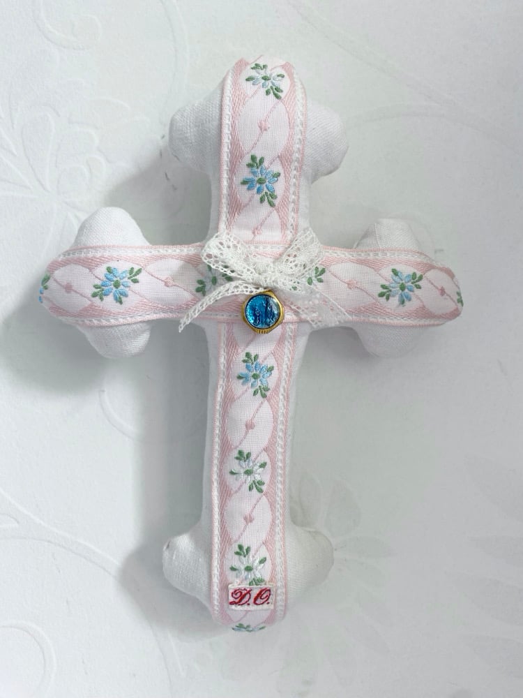 Image of croix en tissu et galon de berceau ancien 