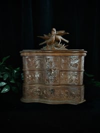 Image 8 of Incroyable coffre à bijoux, en bois sculpté, dite Forêt Noire, soie bleue, fin du 19ème s.