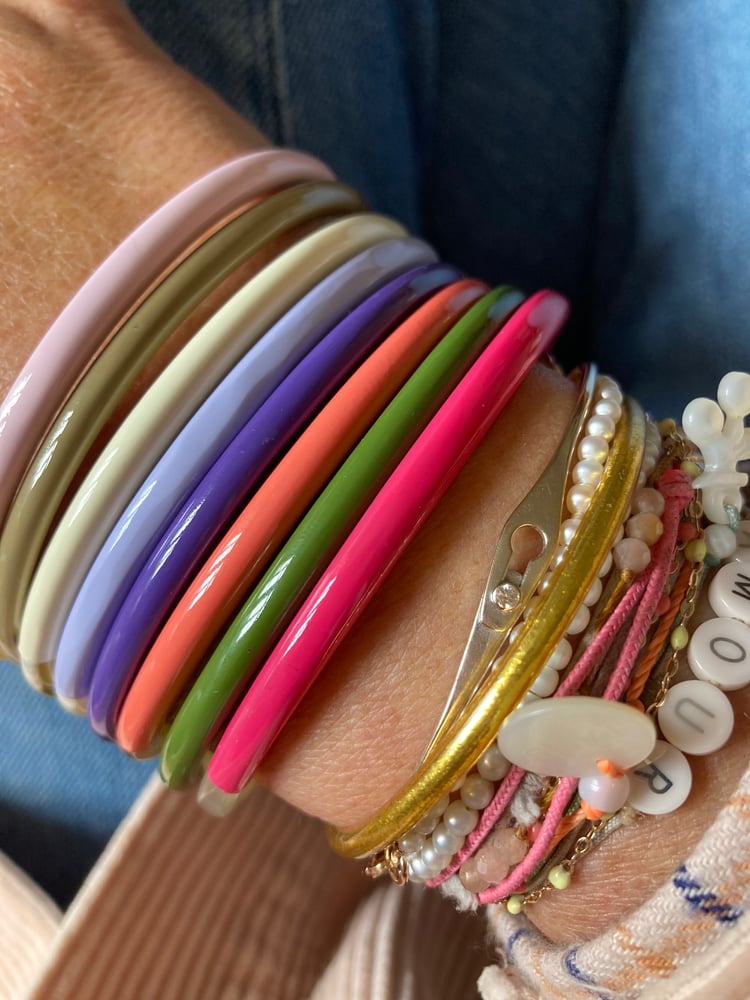 Image of Bracelets en corne naturelle et laque colorée 