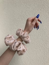 Image 5 of SCRUNCHIES OVERSIZED & STANDARD BEIGE/BEŻ