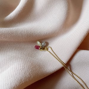 Image of Colgante de oro de 18 K con tres zafiros