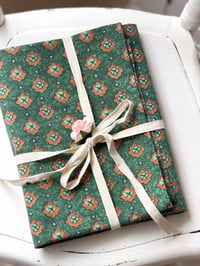 Image 1 of Nappe aux tons verts à motifs
